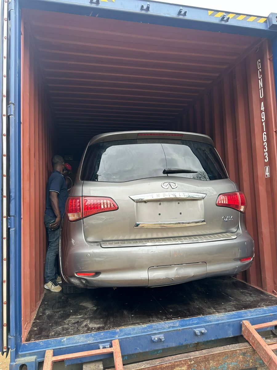 Véhicule SUV calé à l'intérieur du conteneur