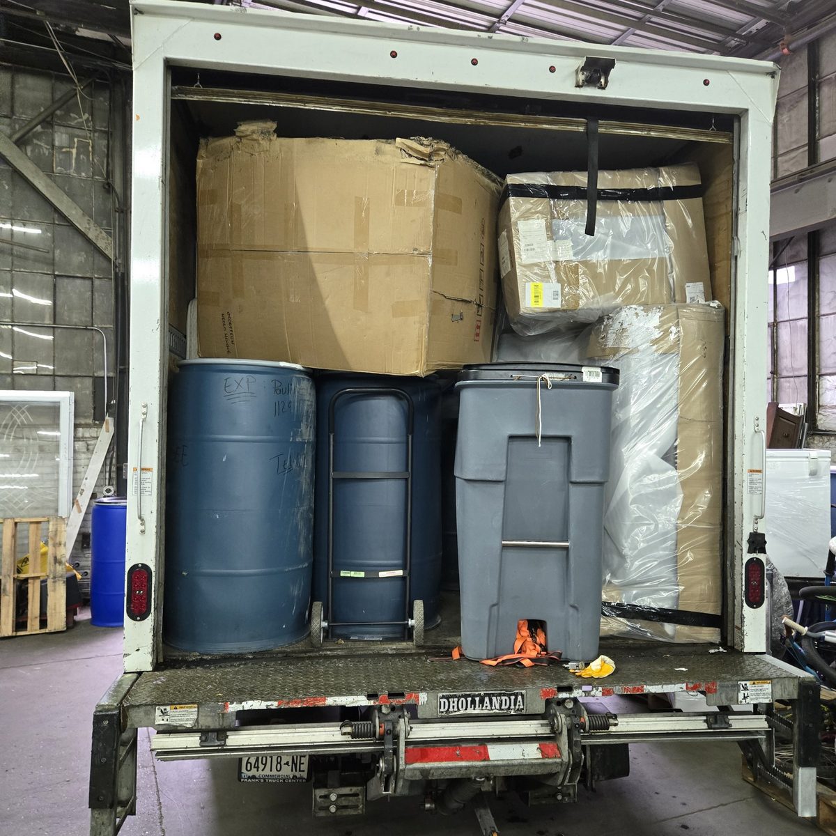 Camion chargé de barils et de cartons prêts pour l'expédition