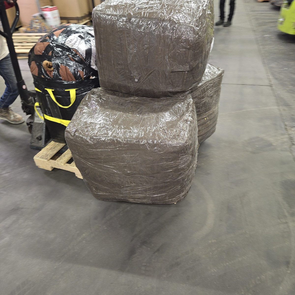 Colis emballés sur palette au dépôt