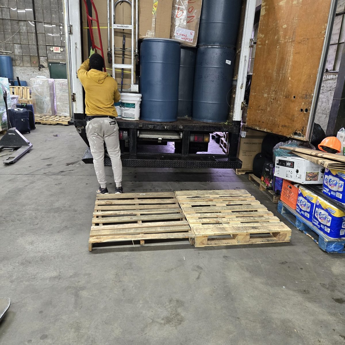 Chargement des barils dans le camion au dépôt